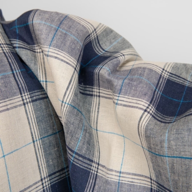 Linstoff med blå og beige ruter for å sy klær og hjemmetekstiler