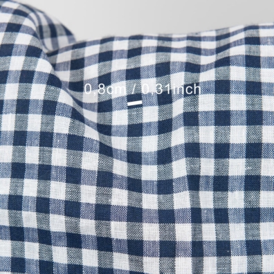 Rutete linstoff vevd av mørk blekkfarge, svartblått og melkehvitt (gulhvitt) garn