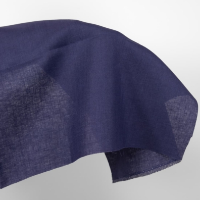 Linstoff i mørk koboltblå farge for å sy klær og hjemmetekstiler