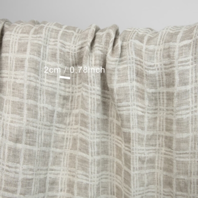 Jacquard-lin med gråbrune ruter vasket for å sy klær og hjemmetekstiler
