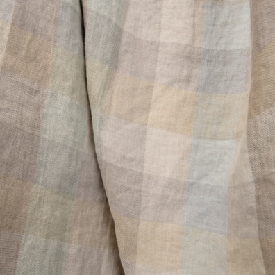 Linstoff med brune og grønnlige ruter vasket for å sy klær og hjemmetekstiler