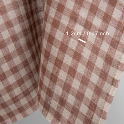 Rutete linstoff vevd av naturlig farge (ufarget, brungrå) og mørk leirefarge garn