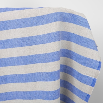 Halvlinstoff med blå og grå striper for å sy klær og hjemmetekstiler