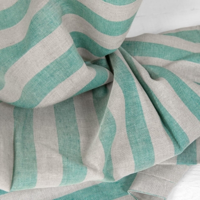 Halvlinstoff med grønne og grå striper for å sy klær og hjemmetekstiler