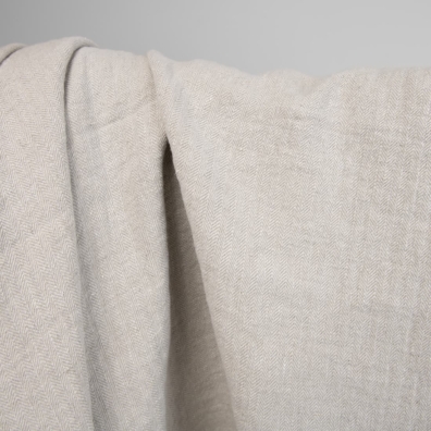 Kraftig linstoff i lysegrått "fiskebensmønster" vasket for å sy klær og hjemmetekstiler