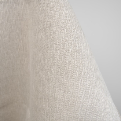 Kraftig linstoff i "fiskebensmønster" vevd av naturlig farge (ufarget, brungrå) og hvitt garn