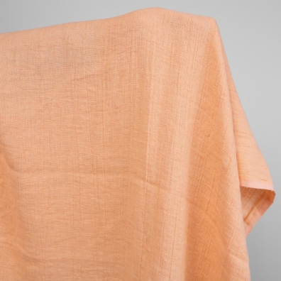 Linstoff ferskenfarget i "panamamønster" vasket for å sy klær og hjemmetekstiler