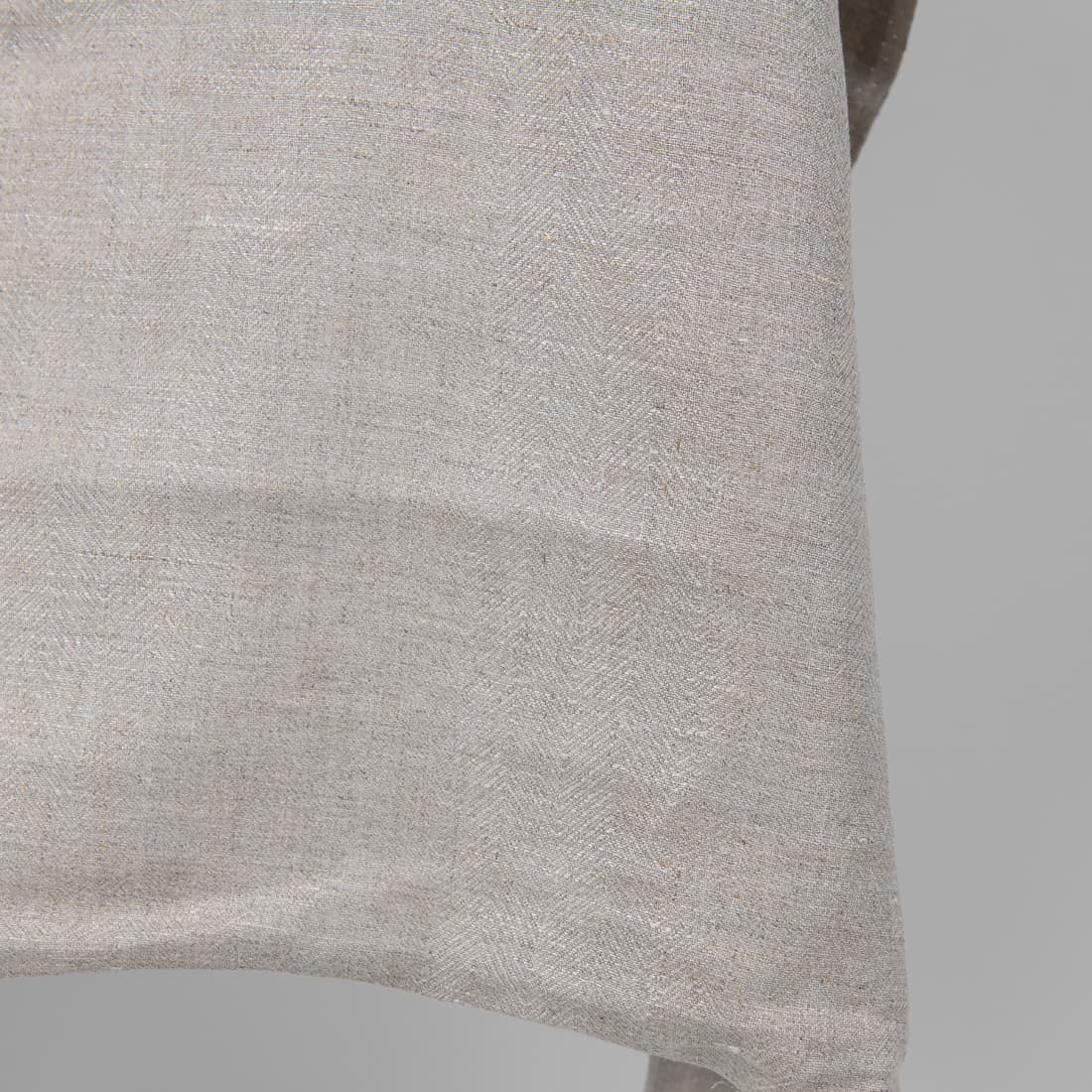 Linstoff naturfarget i "fiskebeinsmønster" for å sy klær og hjemmetekstiler