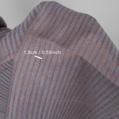 Linstoff med vertikale småmønstrete striper vevd av brunt, lysebrunt, mørkegrått og lyseblått garn