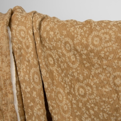 Linstoff jacquard vevd av gyllenbrunt og ingefærfarget (brungult) garn, vasket