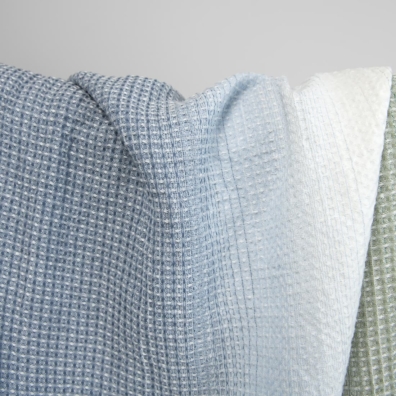 Bomull-hamp ”vaffel” stoff vevd av mørkegrønn, gammelgrønn, melkehvit (gulhvit) og blågrått garn, vasket