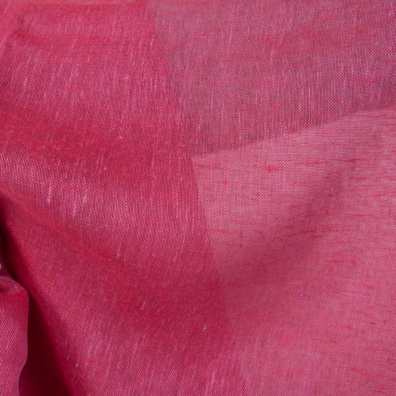 Linstoff gjennomsiktig vevd av skarlagenrødt og mørkrosa garn, melange