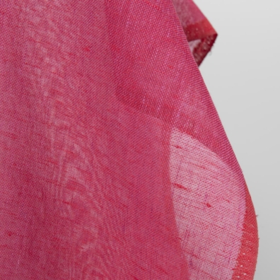 Linstoff rødt melange gjennomsiktig egnet til sy skjerf og gardiner