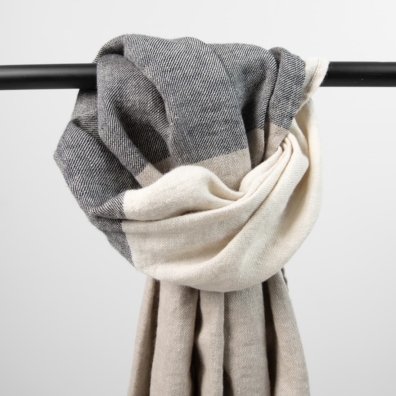 TORBY beige lin-ull sjal med brede svarte, hvitte, grå og brune striper