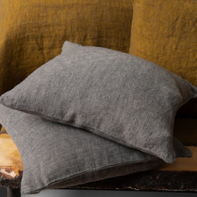 LEILA gult lin sengeteppe og grått putetrekk