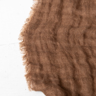 Brunt lin sengeteppe med frynser