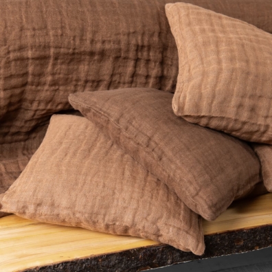 FONDA brunt lin sengeteppe og putetrekk i sjokolade- og nøttebrunt farge