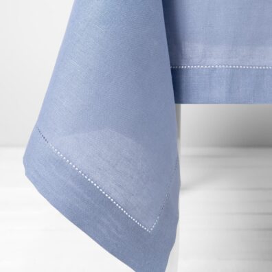 Halvlin himmelblå duk med 4cm brettet kant og hullmønster