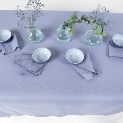 Halvlin himmelblå duk og servietter