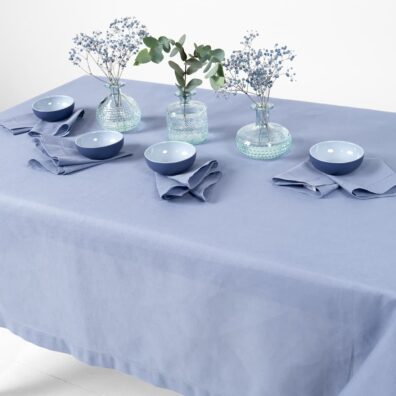 Halvlin himmelblå duk med 4cm brettet kant