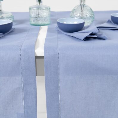 Lin-bomull himmelblå bordløper med 4cm brettet kant og hullmønster