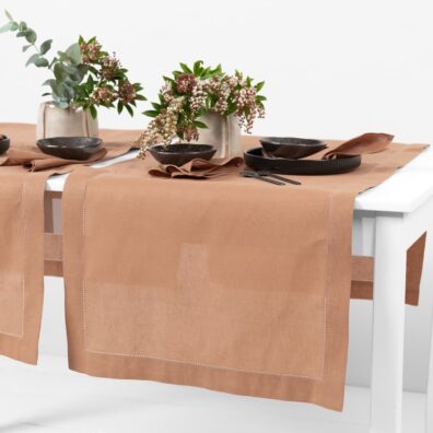 Halvlin lysebrun bordløper med 4cm brettet kant og hullmønster