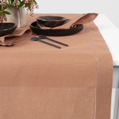 Lin-bomull lysebrun bordløper med 4cm brettet kant