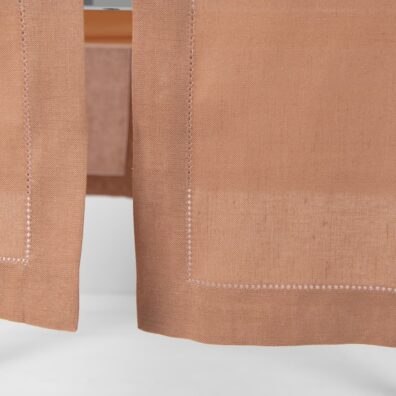 Lin-bomull lysebrun bordløper med hullmønster