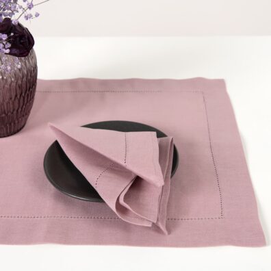 Lin-bomull dekkebrikke syrin med 4cm brettet kant og hullmønster