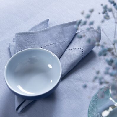 Himmelblå lin-bomull serviett med hullmønster