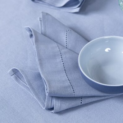 Halvlin himmelblå serviett med hullmønster