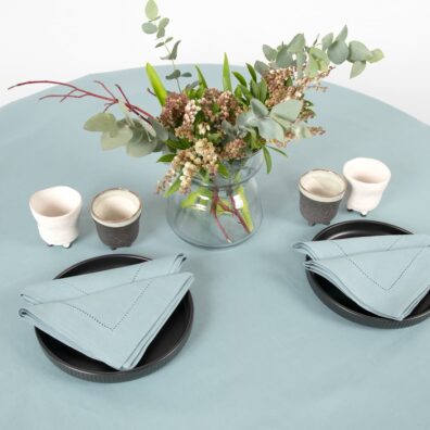 LUNA rund (oval) grønnaktig lin-bomull duk med hullmønster og matchende servietter