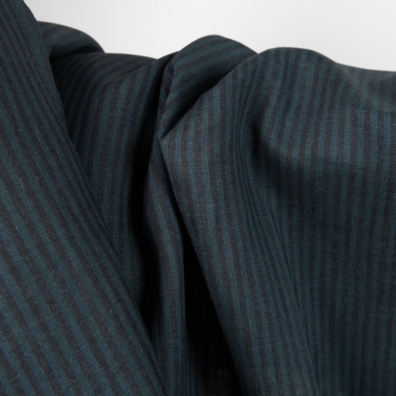 Linstoff med blå og svarte striper for å sy klær og hjemmetekstiler