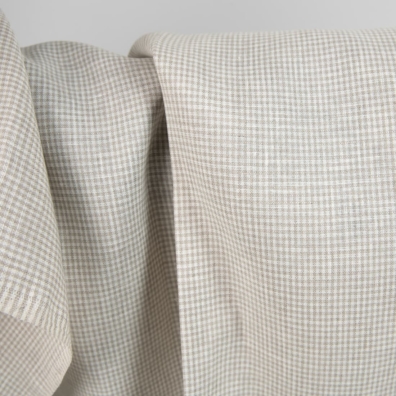 Linstoff i hvite og naturfargede ruter for å sy klær og hjemmetekstiler