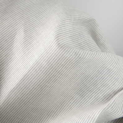 Stripete linstoff vevd av naturgrått (ufarget, brungrått) og melkehvitt (gulhvitt) garn