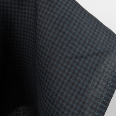 Rutete linstoff vevd av mørkeblå og svart garn