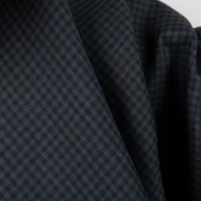 Linstoff med blå og svarte ruter for å sy klær og hjemmetekstiler