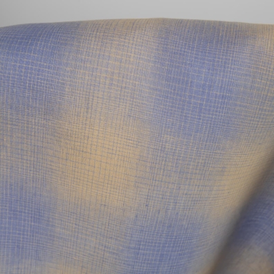 Rutete linstoff vevd av blått og beige (gulbrunt) garn, melange med fargeovergang