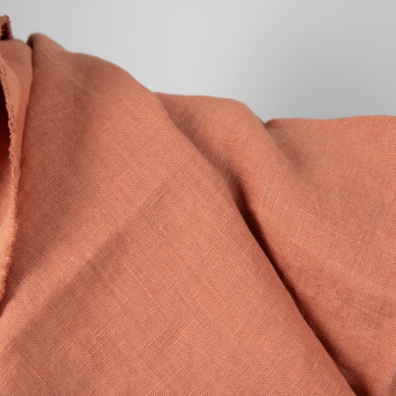 Linstoff i pudderfarge vasket egner seg til å sy sengetøy, gardiner, duker og klær.