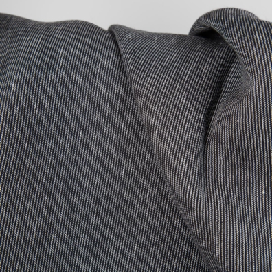 Linstoff med svarte og hvite striper for å sy klær og hjemmetekstiler