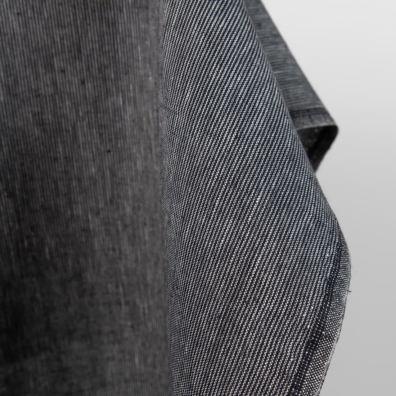 Linstoff med fine vertikale svarte og hvite striper