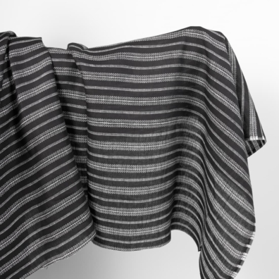 Linstoff med svarte og hvite mønstrete striper