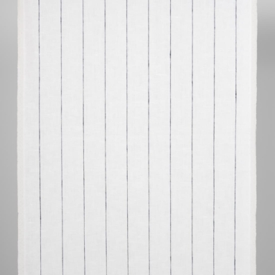 Hvitt håndkle linstoff med blå striper