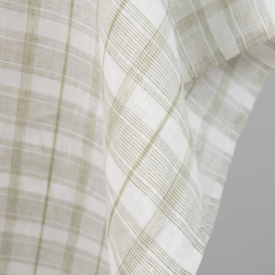 Rutete linstoff vevd av olivengrønt og melkehvitt (gulaktig hvitt) garn