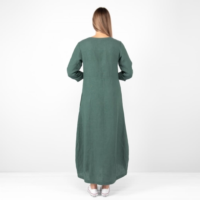 Grønn lin kjole i lang, løs silhuett som blir bredere nedover. Litt lengre bak enn foran