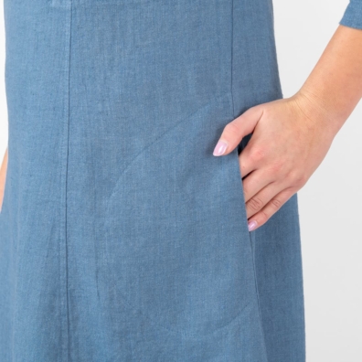 Blå lin kjole med sidelommer