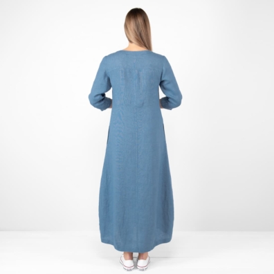 Blå lin kjole i lang, løs silhuett som blir bredere nedover. Litt lengre bak enn foran