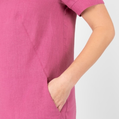 Rosa lin kjole med lommer i skråsømmene foran
