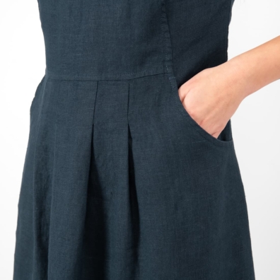 Mørkeblå linkjole med sidelommer