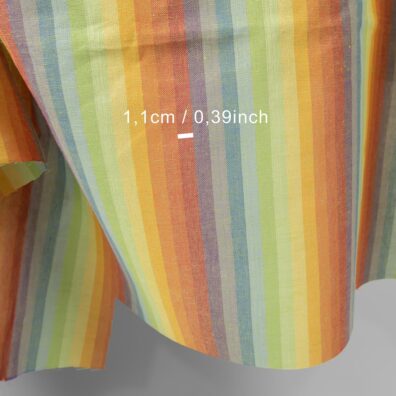 Lin-bomull stoff med vertikale striper vevd av garn i flere nyanser av lilla, blått, grønt, gult, oransje og rødt